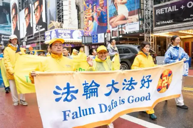 Los practicantes de Falun Gong participan en un desfile para celebrar el Día Mundial de Falun Dafa y pedir el fin de la persecución en China, en la ciudad de Nueva York, el 9 de mayo de 2025. (Samira Bouaou/The Epoch Times)