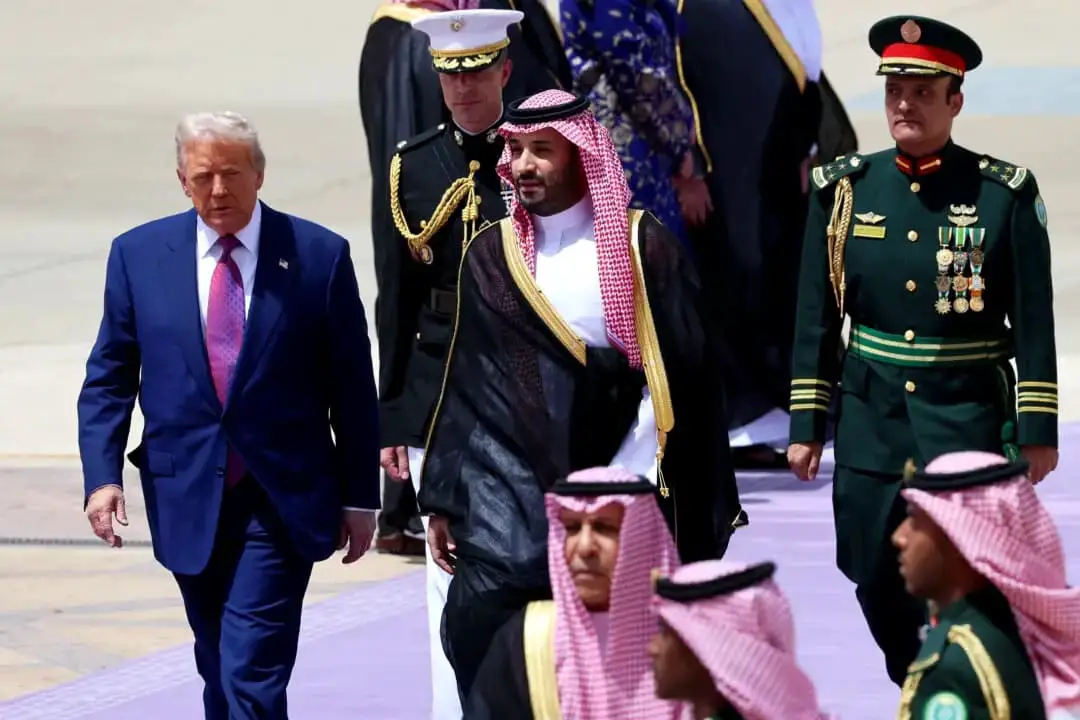 El presidente de los Estados Unidos, Donald Trump (izquierda), es recibido por el príncipe heredero de Arabia Saudita, Mohammed bin Salman, a su llegada al Aeropuerto Internacional Rey Khalid de Riad, Arabia Saudita, el 13 de mayo de 2025. (Win McNamee/Getty Images)
