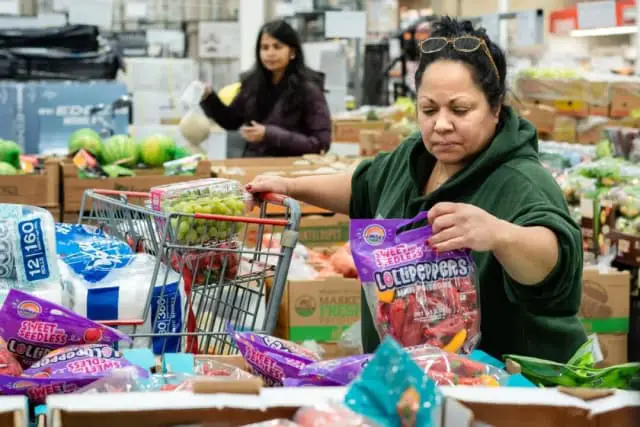 La gente compra alimentos en una tienda de Mount Laurel, Nueva Jersey, el 5 de febrero de 2025. (Samira Bouaou/The Epoch Times)
