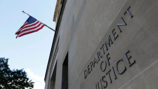 DOJ acusa a empresa china y 3 personas por presunto contrabando de equipos para fabricar pastillas