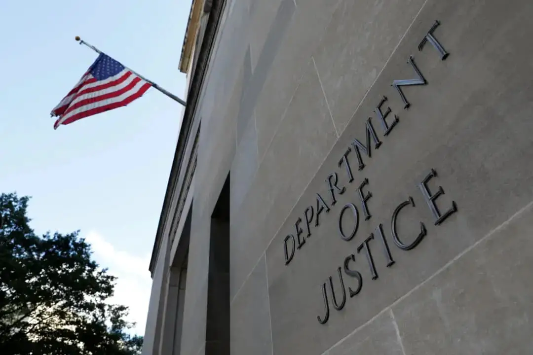 Se ve un cartel en la sede del Departamento de Justicia en Washington el 29 de agosto de 2020. (Andrew Kelly/Reuters)
