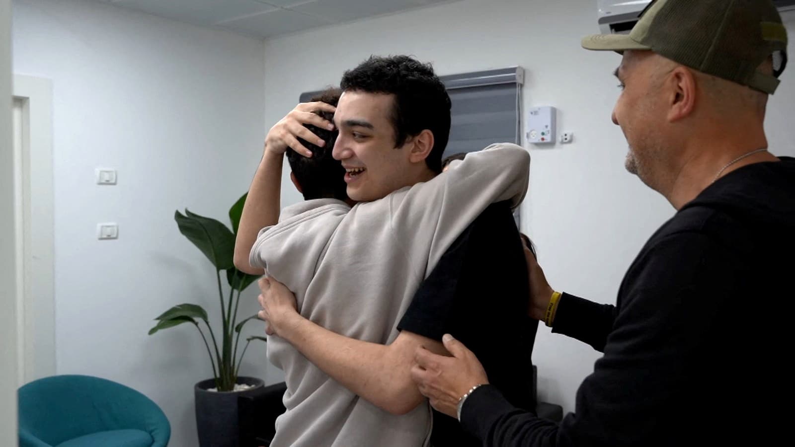 Edan Alexander, que fue liberado por Hamás tras haber sido secuestrado durante el mortífero atentado terrorista perpetrado contra Israel el 7 de octubre de 2023, abraza a su hermano al reunirse con su familia en Reim, al sur de Israel, antes de volar a Tel Aviv el 12 de mayo de 2025. (GPO/Handout vía Reuters).
