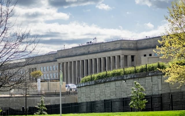 Departamento de Defensa ordena detener procedimientos y tratamientos médicos para transición de género