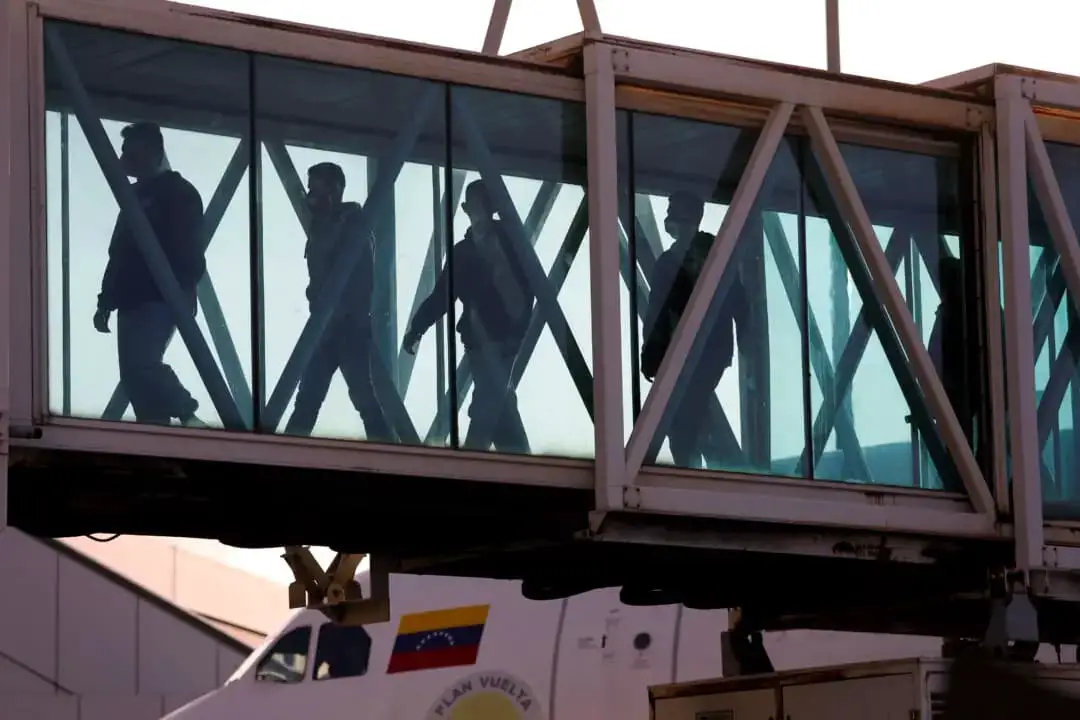 Venezolanos llegan a casa tras ser deportados de Estados Unidos, en el Aeropuerto Internacional Simón Bolívar, en Maiquetía, Venezuela, el 3 de abril de 2025. (Leonardo Fernández Viloria/Reuters)
