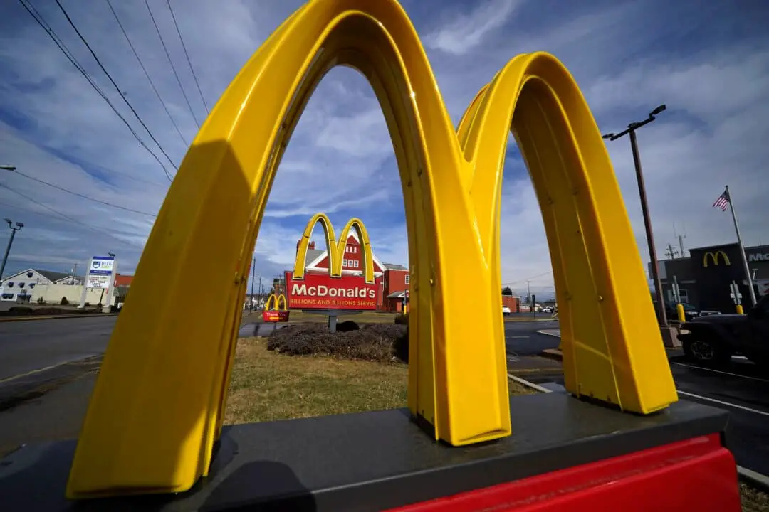 Cartel de McDonald's en East Palestine, Ohio, el 9 de febrero de 2023. (Gene J. Puskar/AP Photo).