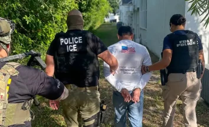 Un agente de Inmigración y Control de Aduanas y una oficial de policía local arrestan a un inmigrante ilegal en Florida, en abril de 2025. (ICE)