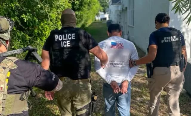 Un agente de Inmigración y Control de Aduanas y una oficial de policía local arrestan a un inmigrante ilegal en Florida, en abril de 2025. (ICE)