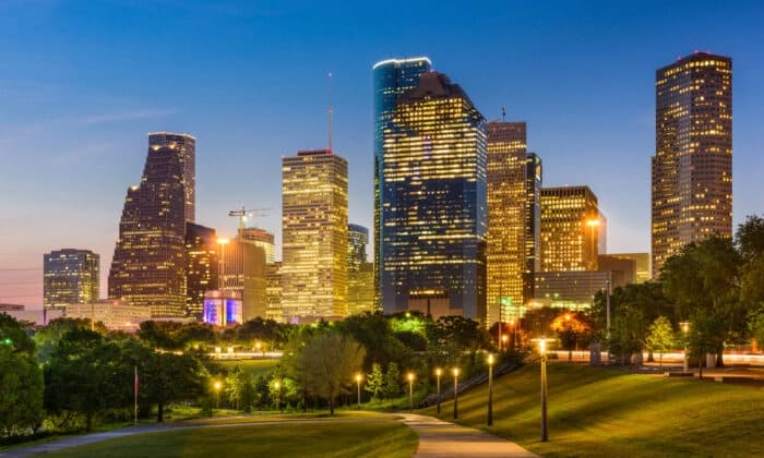 El centro de Houston, Texas, iluminado por la noche. (Sean Pavone/Shutterstock)