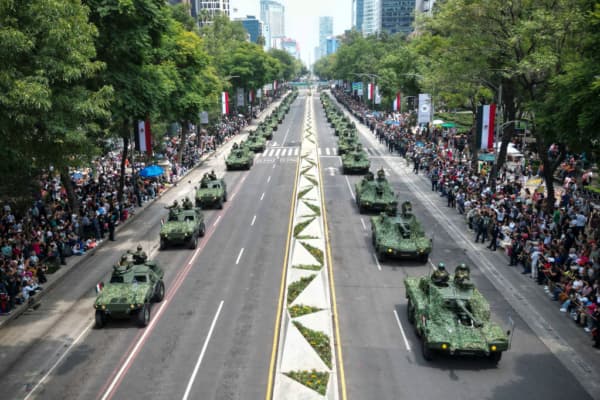 En esta vista aérea, miembros de las fuerzas armadas mexicanas participan en el desfile militar por el 214 aniversario del Día de la Independencia a lo largo de la Avenida Paseo de la Reforma en la Ciudad de México el 16 de septiembre de 2024. (RODRIGO OROPEZA/AFP vía Getty Images)