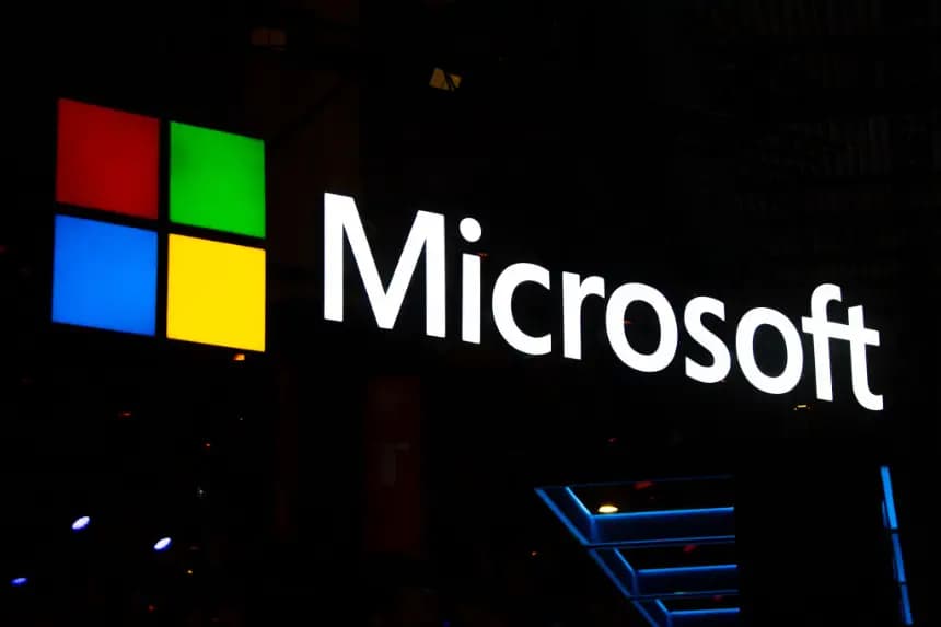 Un logotipo se encuentra iluminado afuera del stand de Microsoft el día 2 del Congreso Mundial de Móviles GSMA 2019 el 26 de febrero de 2019 en Barcelona, ​​​​España. (David Ramos/Getty Images)