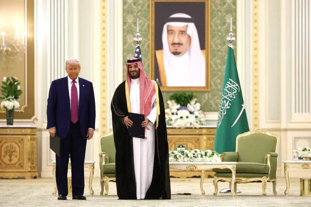 El presidente de Estados Unidos, Donald J. Trump (izquierda), y el príncipe heredero saudí Mohammed bin Salman en una ceremonia de firma en la Corte Real Saudí en Riad, Arabia Saudí, el 13 de mayo de 2025. (Win McNamee/Getty Images)
