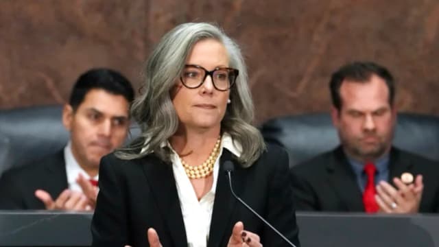 Gobernadora de Arizona veta proyectos de ley que incluyen temas como inmigración e identidad de género