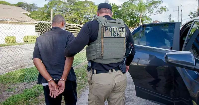 Un agente del Servicio de Inmigración y Control de Aduanas (ICE) realiza una detención durante una operación policial. (Foto de archivo de la CBP).