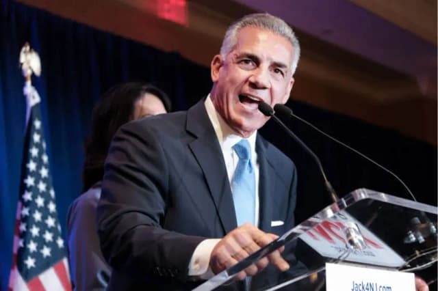 El candidato republicano a gobernador de Nueva Jersey, Jack Ciattarelli, habló durante una reunión en Bridgewater, Nueva Jersey, el 2 de noviembre de 2021. (Spencer Platt/Getty Images)