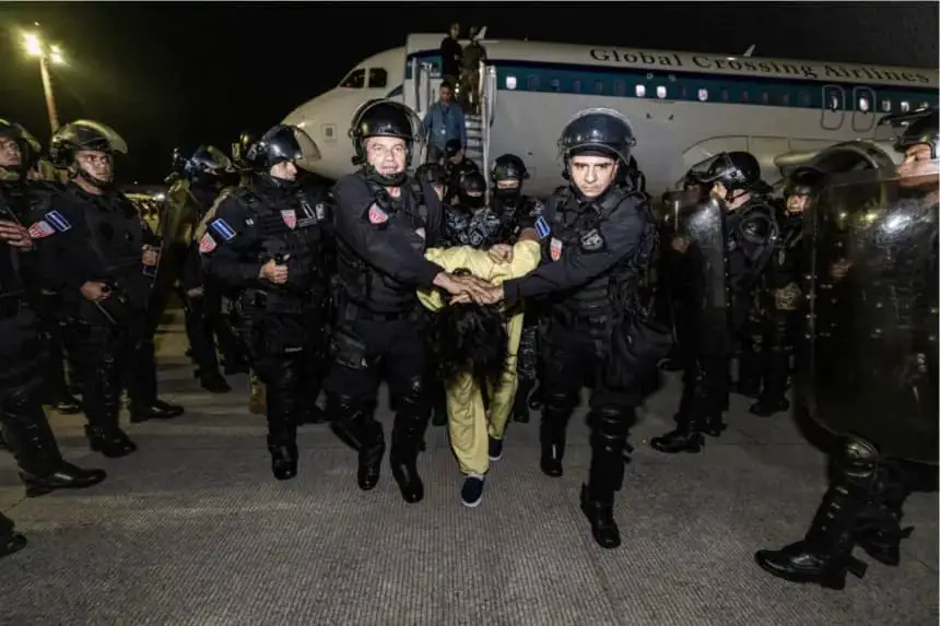En esta fotografía proporcionada por el gobierno salvadoreño, guardias escoltan a un recluso recién ingresado al Centro de Confinamiento de Terroristas (CECOT) en Tecoluca, El Salvador, el 16 de marzo de 2025. (Gobierno salvadoreño vía Getty Images)