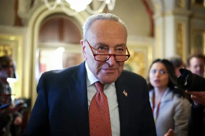 El líder de la minoría del Senado, Chuck Schumer (D-N.Y.), sale del almuerzo de las asambleas demócratas en el Capitolio de Estados Unidos, en Washington, el 13 de marzo de 2025. (Kayla Bartkowski/Getty Images)