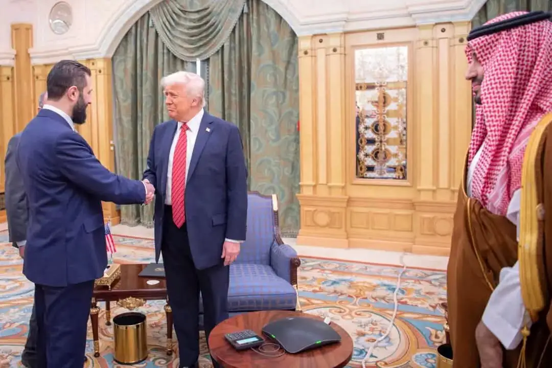 El presidente interino de Siria, Ahmad al-Sharaa (izquierda), estrecha la mano del presidente de EE. UU., Donald Trump (centro), en Riad, Arabia Saudí, el 14 de mayo de 2025. A la derecha, el príncipe heredero saudí Mohammed bin Salman. (Bandar Aljaloud/Palacio Real Saudí a través de AP)
