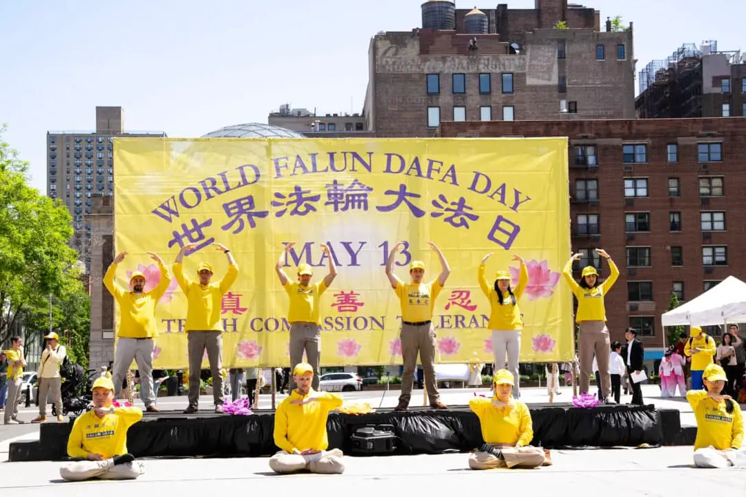 Practicantes de Falun Gong celebran el Día Mundial de Falun Dafa en Union Square, en la ciudad de Nueva York, el 11 de mayo de 2025. (Larry Dye/The Epoch Times)
