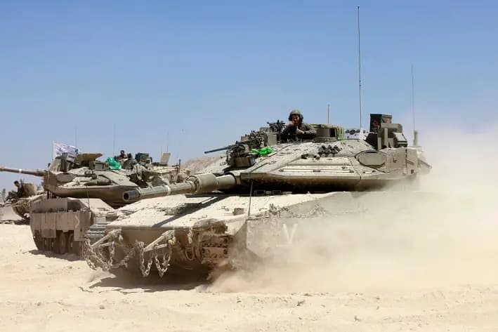 Tropas israelíes desplegadas en una posición cercana a la frontera de Israel con la Franja de Gaza, el 8 de mayo de 2025, en medio de la guerra en curso entre Israel y el movimiento militante palestino Hamás. (Menahem Kahana/ AFP/Getty Images)