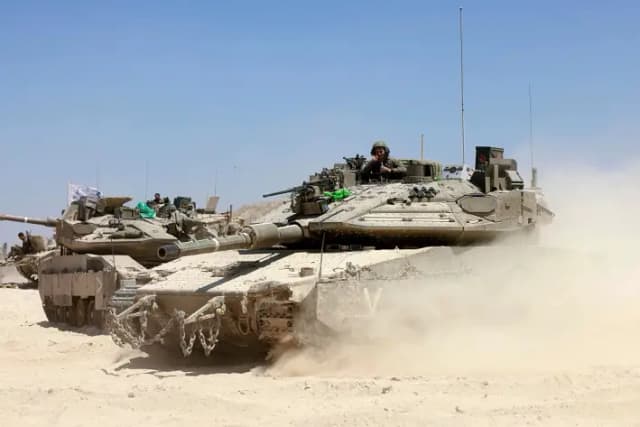 Tropas israelíes desplegadas en una posición cercana a la frontera de Israel con la Franja de Gaza, el 8 de mayo de 2025, en medio de la guerra en curso entre Israel y el movimiento militante palestino Hamás. (Menahem Kahana/ AFP/Getty Images)