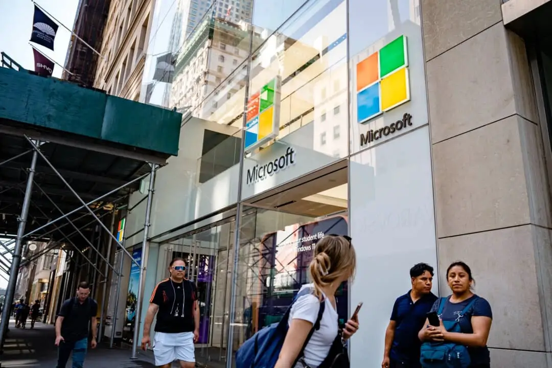 Personas pasan frente a una tienda Microsoft en la ciudad de Nueva York el 26 de julio de 2023. (Samira Bouaou/The Epoch Times).