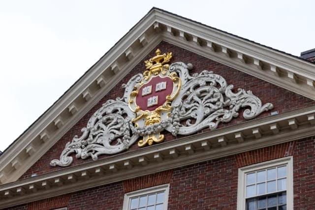 El escudo de Veritas con corona y estandarte en Stone House, en la Universidad de Harvard, en Cambridge, Massachusetts, el 17 de marzo de 2025. (Scott Eisen/Getty Images)
