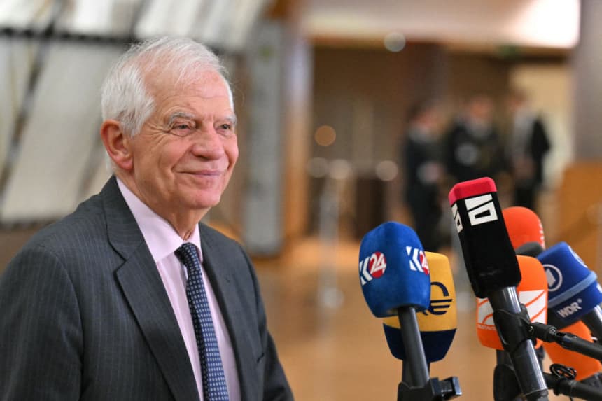 Josep Borrell sufre una caída y se rompe la clavícula durante su estancia en Bolivia