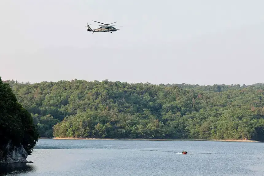 Esta imagen muestra el lago Iruka, donde se estrelló un avión de entrenamiento militar japonés se estrelló poco después del despegue, el 14 de mayo de 2025. (JIJI Press/AFP vía Getty Images)