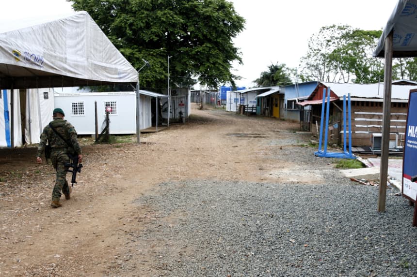Un integrante del Servicio Nacional de Fronteras (Senafront) camina por una estación migratoria el 14 de mayo de 2025, en Lajas Blancas (Panamá). EFE/ Moncho Torres