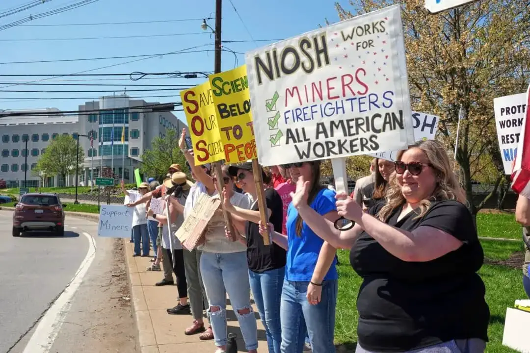 Manifestación en apoyo a unos 185 investigadores y otros empleados del Instituto Nacional de Seguridad y Salud Ocupacional (NIOSH) en Morgantown, Virginia Occidental, el 23 de abril de 2025. (Gene J. Puskar/AP Photo)