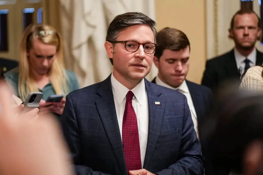 El presidente de la Cámara de Representantes, Mike Johnson (R-La.), habla con los periodistas en el Capitolio, en Washington, el 5 de mayo de 2025. (Madalina Vasiliu/The Epoch Times)
