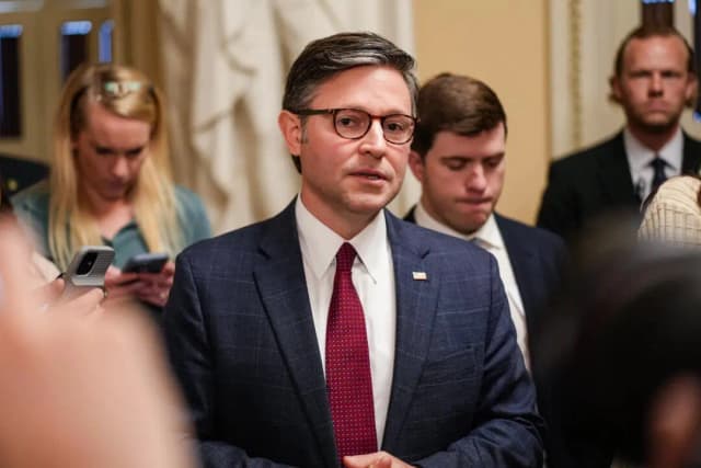 El presidente de la Cámara de Representantes, Mike Johnson (R-La.), habla con los periodistas en el Capitolio, en Washington, el 5 de mayo de 2025. (Madalina Vasiliu/The Epoch Times)
