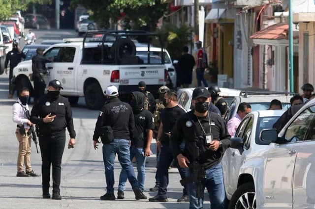 Integrantes de la Agencia de Investigación Criminal custodian la zona donde fue detenida la exministra Lambertina Galeana Marín el 14 de mayo de 2025, en el municipio de Chilpancingo (México). EFE/José Luis de la Cruz