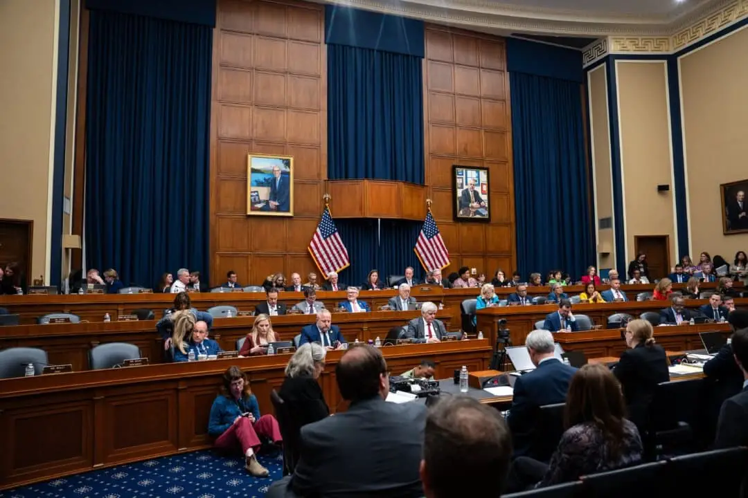 El vicepresidente del Comité de Energía y Comercio de la Cámara de Representantes, el representante John Joyce (R-Pa.), preside una audiencia sobre Medicare y Medicaid en el Capitolio, Washington, el 13 de mayo de 2025. (Madalina Vasiliu/The Epoch Times)