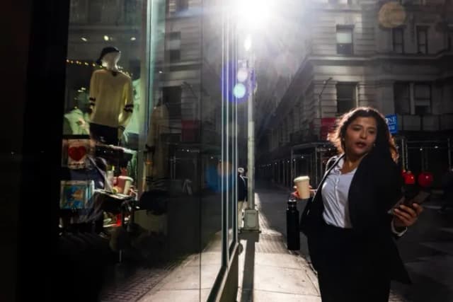 El 19 de marzo de 2025, en el Distrito Financiero, cerca de la Bolsa de Valores de Nueva York (NYSE), el Dow Jones subió 200 puntos mientras los inversores esperaban el anuncio de la Reserva Federal sobre los cambios en las tasas de interés al término de su reunión de marzo.    (Spencer Platt/Getty Images)