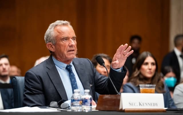 El secretario de Salud, Robert F. Kennedy Jr., testifica ante el Comité de Salud, Educación, Trabajo y Pensiones (HELP) del Senado en el Capitolio, Washington, el 14 de mayo de 2025. (Madalina Vasiliu/The Epoch Times)
