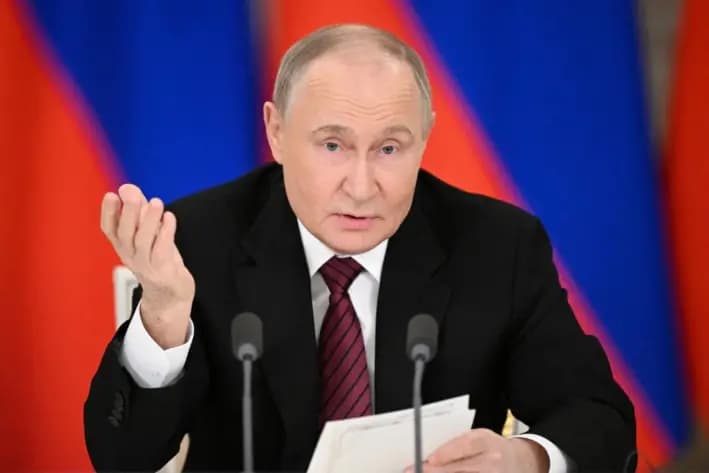 El presidente ruso, Vladimir Putin, da una declaración a los medios de comunicación en el Kremlin en Moscú, Rusia, el 11 de mayo de 2025. (Sergey Bobylev/Agencia anfitriona RIA Novosti/Folleto vía Reuters)