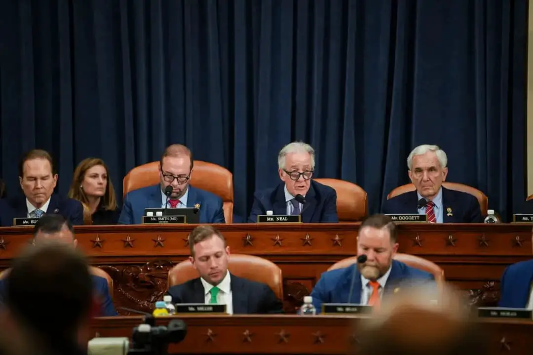 El representante Richard E. Neal (D-Mass.), miembro de la Comisión de Medios y Arbitrios de la Cámara de Representantes, habla durante una audiencia en el Capitolio, en Washington, el 13 de mayo de 2025. (Madalina Vasiliu/The Epoch Times)
