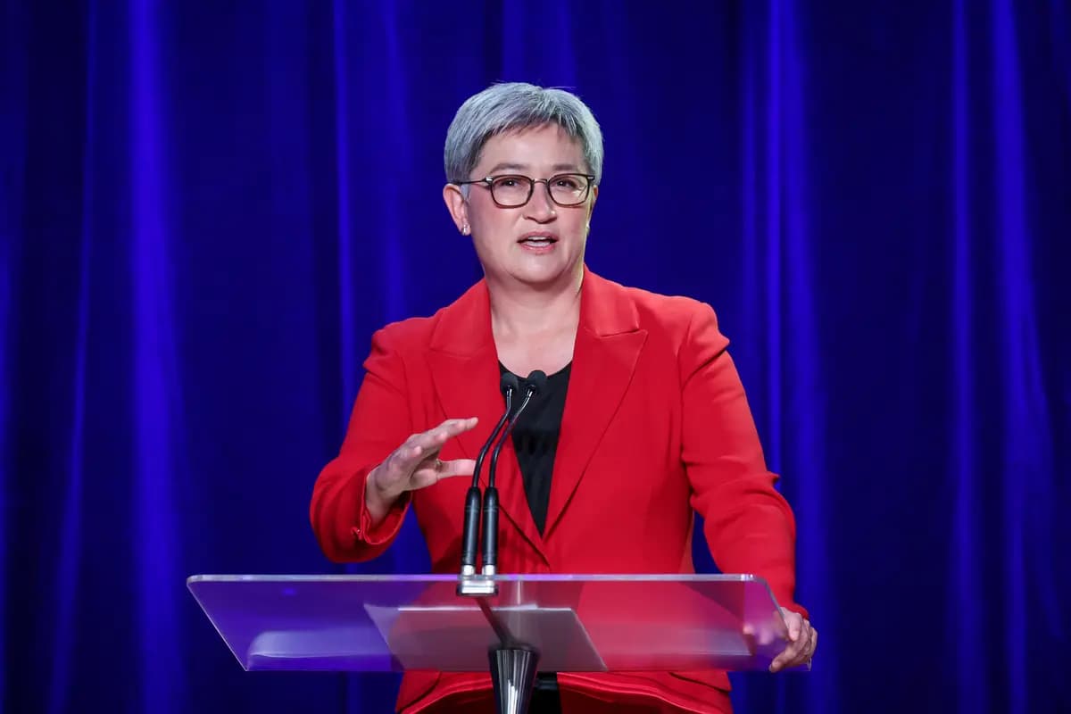 La ministra de Relaciones Exteriores de Australia, Penny Wong, habla en un acto electoral celebrado en Sídney, Australia, el 3 de mayo de 2025. (Izhar Khan/Getty Images).
