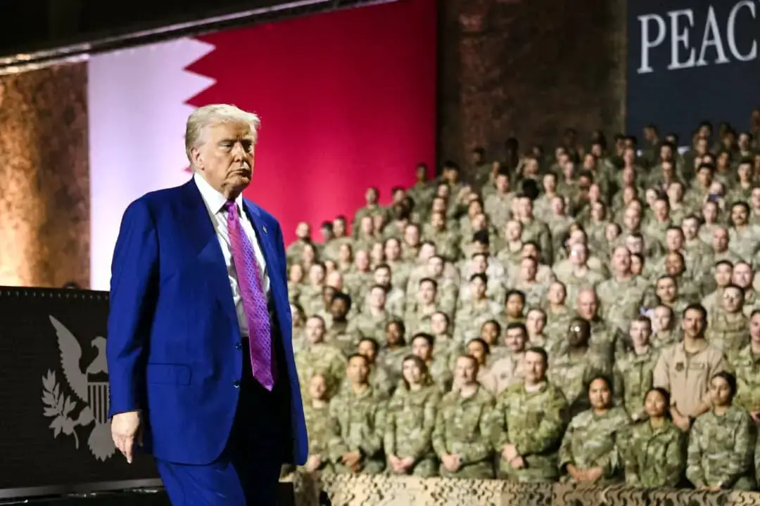 El presidente de EE. UU., Donald Trump, abandona el escenario tras dirigirse a las tropas en la base aérea de Al-Udeid, al suroeste de Doha, Catar, el 15 de mayo de 2025. (Brendan SMIALOWSKI/AFP a través de Getty Images)
