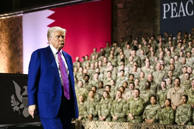 Trump visita a las tropas estadounidenses en Catar durante su gira por Medio Oriente