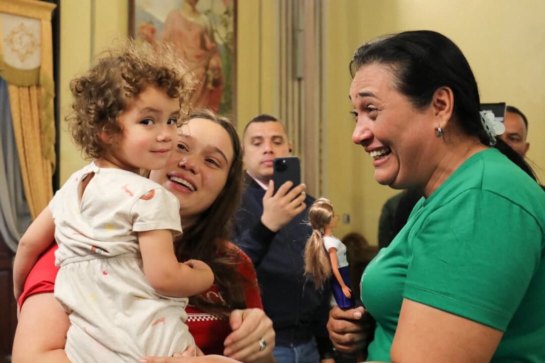 Niña separada de sus padres en caso de deportación se reúne con su madre en Venezuela