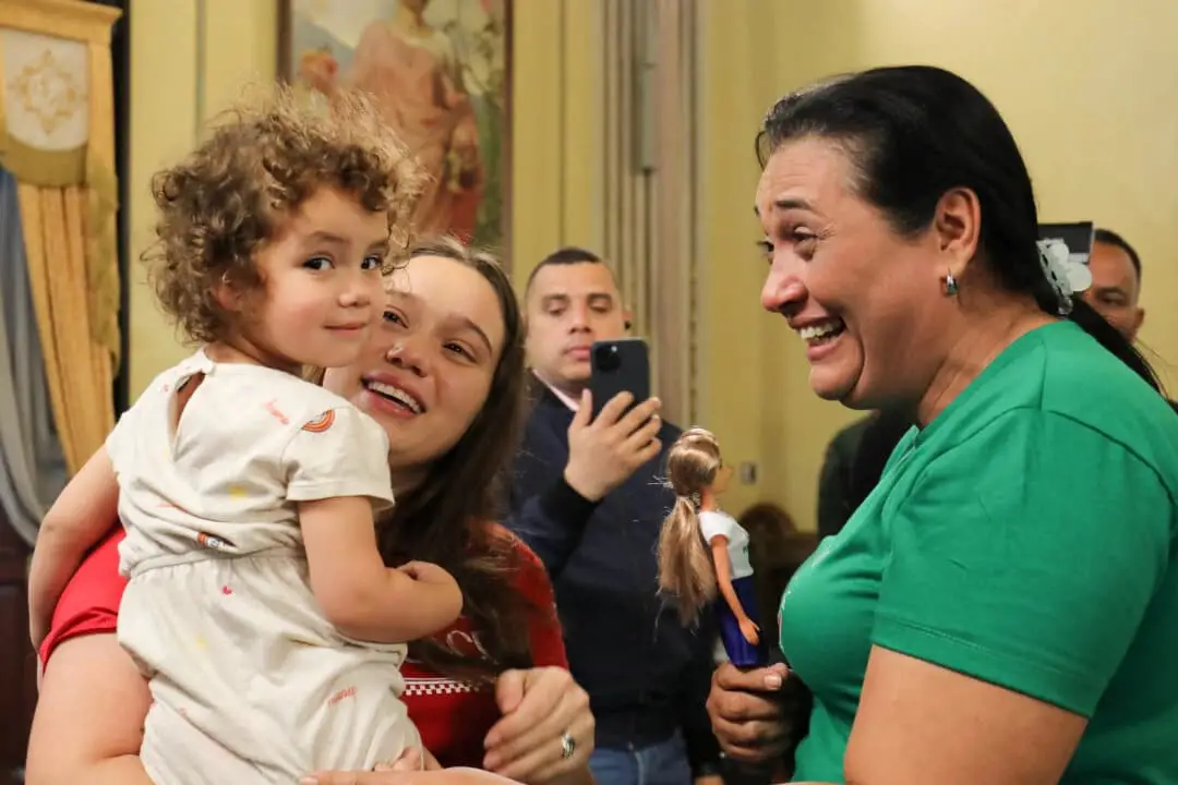 Maikelys Espinoza Bernal, una niña de dos años de Venezuela que fue separada de sus padres, se reencuentra con su madre, Yorely Bernal, y su abuela, Raida Inciarte, en el Palacio de Miraflores, en Caracas (Venezuela), el 14 de mayo de 2025. (Palacio de Miraflores/Fotografía facilitada por REUTERS)