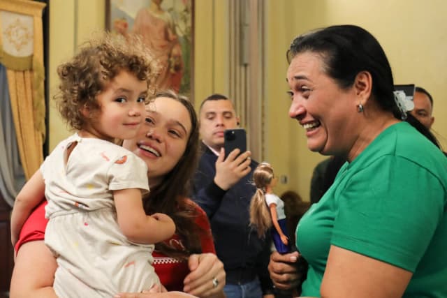 Maikelys Espinoza Bernal, una niña de dos años de Venezuela que fue separada de sus padres, se reencuentra con su madre, Yorely Bernal, y su abuela, Raida Inciarte, en el Palacio de Miraflores, en Caracas (Venezuela), el 14 de mayo de 2025. (Palacio de Miraflores/Fotografía facilitada por REUTERS)
