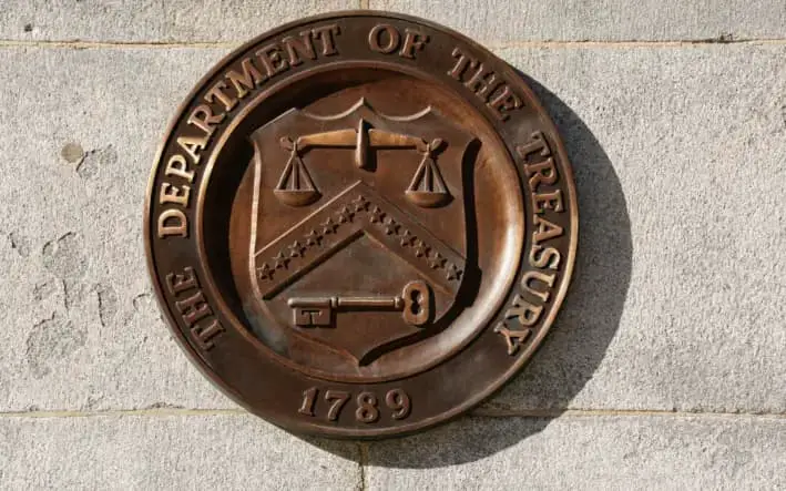 Un sello de bronce del Departamento del Tesoro se exhibe en el edificio del Tesoro de Estados Unidos, en Washington, el 20 de enero de 2023.  (Kevin Lamarque/Foto de archivo/Reuters)