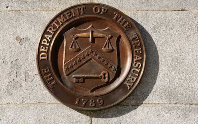 Un sello de bronce del Departamento del Tesoro se exhibe en el edificio del Tesoro de Estados Unidos, en Washington, el 20 de enero de 2023.  (Kevin Lamarque/Foto de archivo/Reuters)