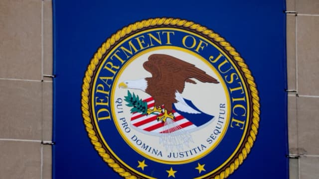 DOJ incentiva a empresas y denunciantes informar violaciones de sanciones aranceles e inmigración