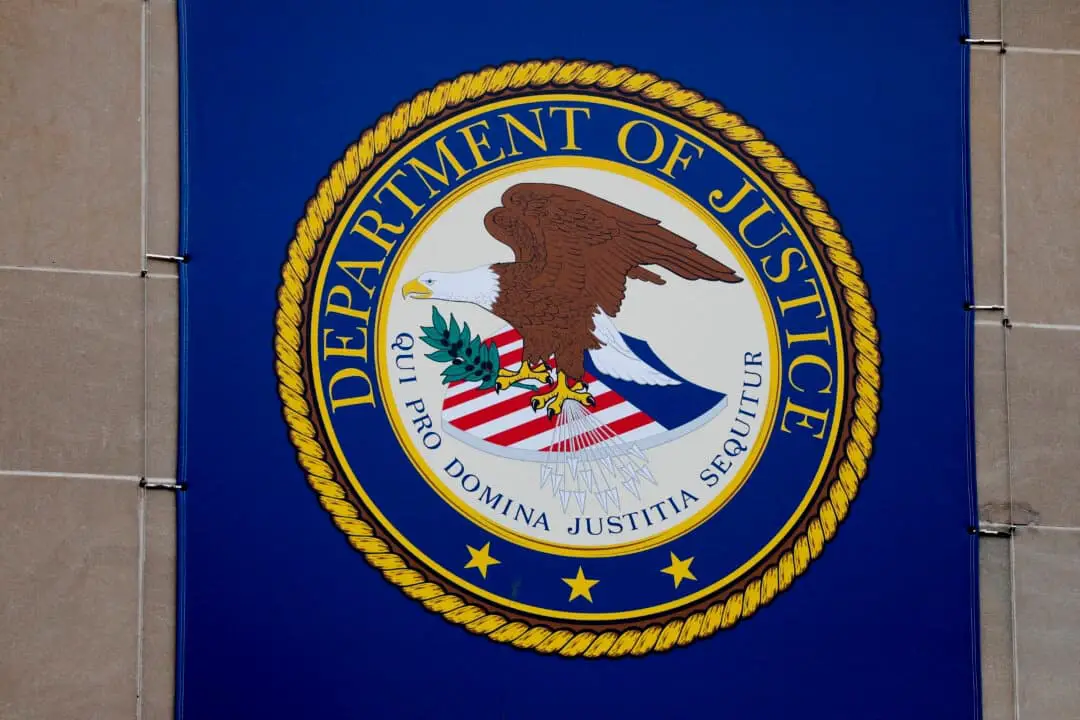 El escudo del Departamento de Justicia en su sede de Washington el 10 de mayo de 2021. (Andrew Kelly/Reuters)