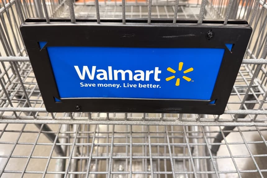 El logotipo del minorista estadounidense Walmart se ve en un carrito. Imagen de archivo. EFE/EPA/Will Oliver 