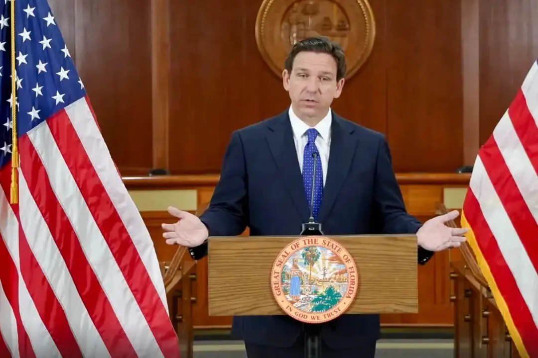 El gobernador de Florida, Ron DeSantis, habla en una rueda de prensa en Tallahassee, Florida, el 9 de agosto de 2023. (Ron DeSantis/Captura de pantalla vía The Epoch Times)
